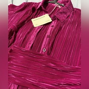 - Pleated plisse fabric
- Flowing ballon sleeves
- Matching waist tie include